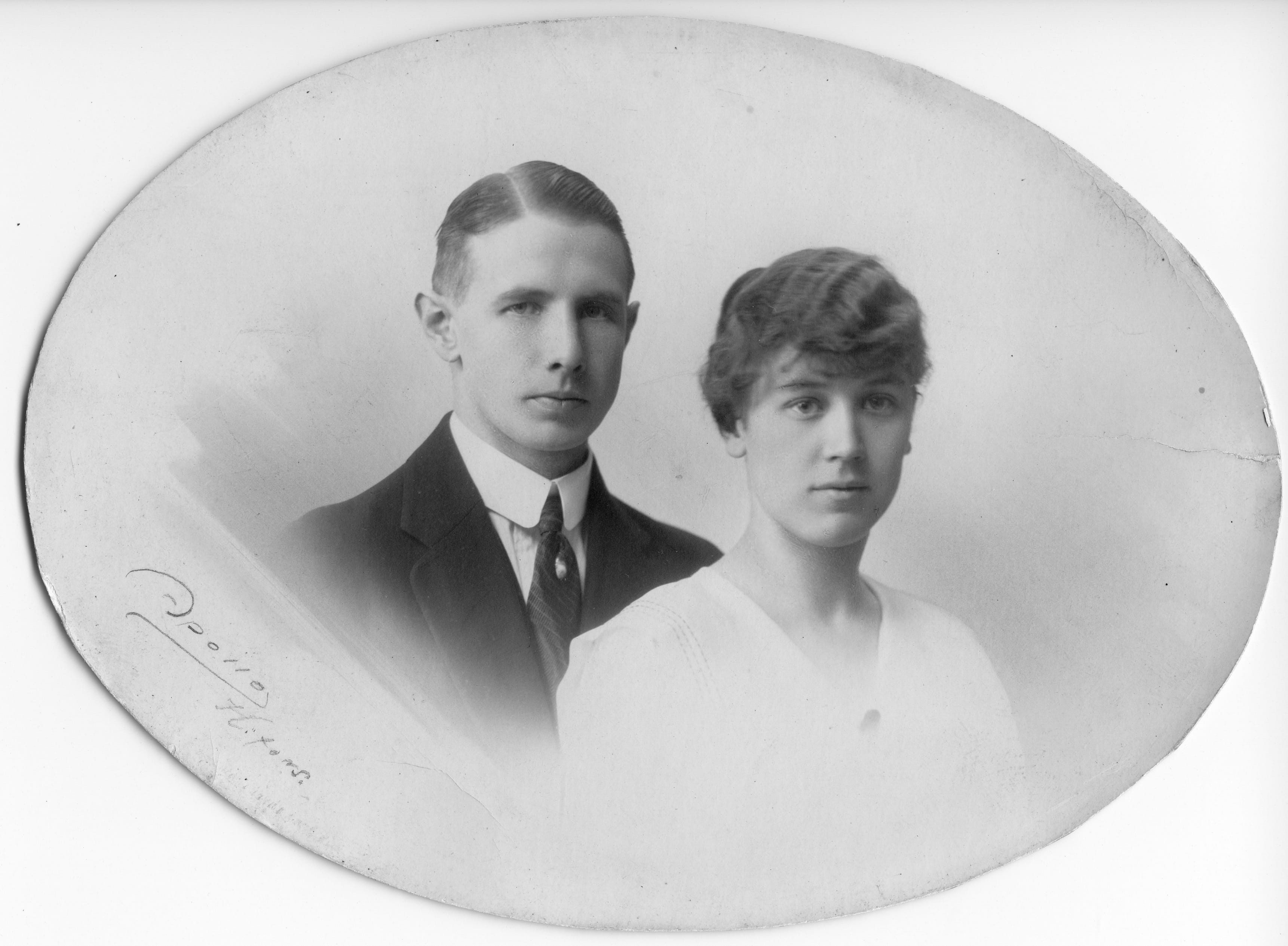 Signe and Ane Gyllenberg's wedding photograph from 1919.